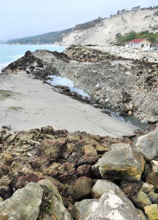 Свлачище глътна стогодишен морски фар в Кранево