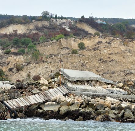 Свлачище глътна стогодишен морски фар в Кранево