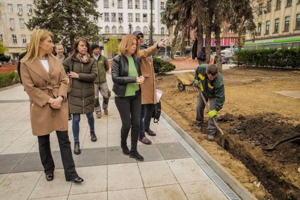 350 рози в обновената градина пред Рила