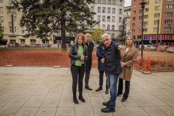 350 рози в обновената градина пред Рила