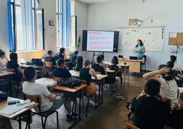 Цяла гимназия в Перник се включи в проекта По-полека