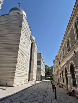 Православният храм на Сена до бг посолството и Айфеловата кула е хит
