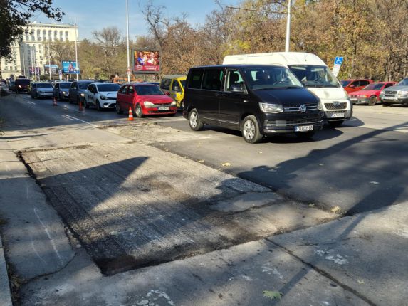 Терзиев троши коли пред Стадиона с полуремонт