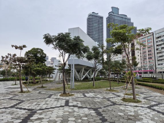 Каосюнг, Тайван: Въртящият се мост, Плаващото момиче, Най-големият седнал Буда в света