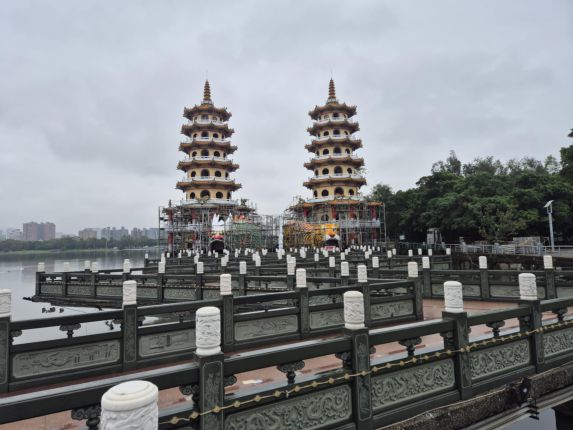 Каосюнг, Тайван: Въртящият се мост, Плаващото момиче, Най-големият седнал Буда в света