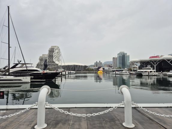 Каосюнг, Тайван: Въртящият се мост, Плаващото момиче, Най-големият седнал Буда в света