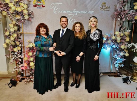 Абсурд и кич на бал на Домусчиеви
