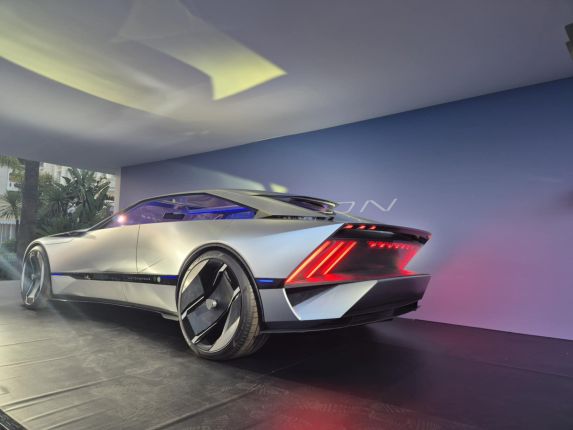   Само се кара: Peugeot Inception тръгва тази година