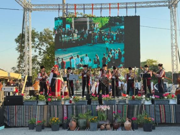   Хиляди на фолклорния фестивал в с.Българи