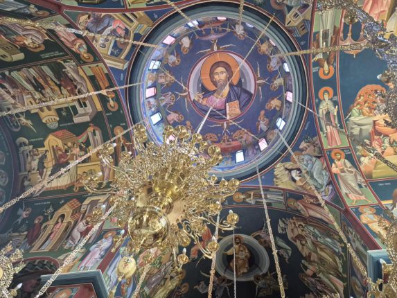 Манастир с маслинова гора и пищни олеандри, ТВ, радио, списание и лагер за деца е чудно място в "българската" Гърция