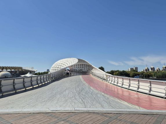 На плаж в Астана: Красивата река в центъра на казахската столица и великолепният мост Атърау