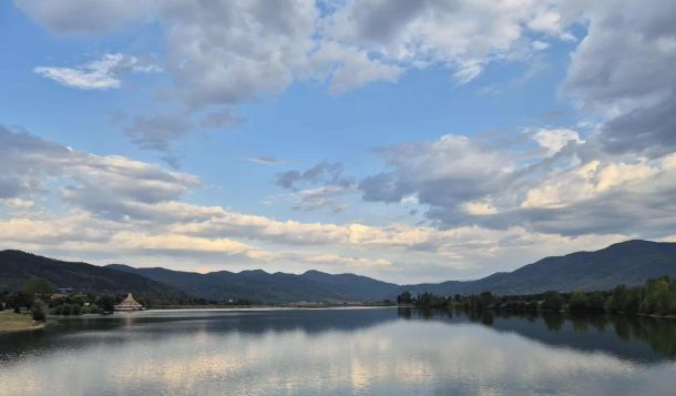 Златна есен с мини България срещу Шатрата на езерото до Правец: на 20 минути от София