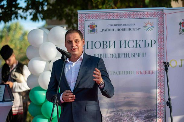 Кметът на Нови Искър с часовник за близо 40 000 лева