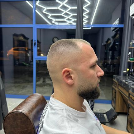  ДА! Български барбър, вместо арабски: Banana Barber Shop  