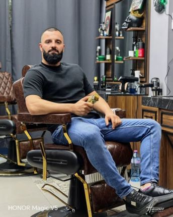  ДА! Български барбър, вместо арабски: Banana Barber Shop  