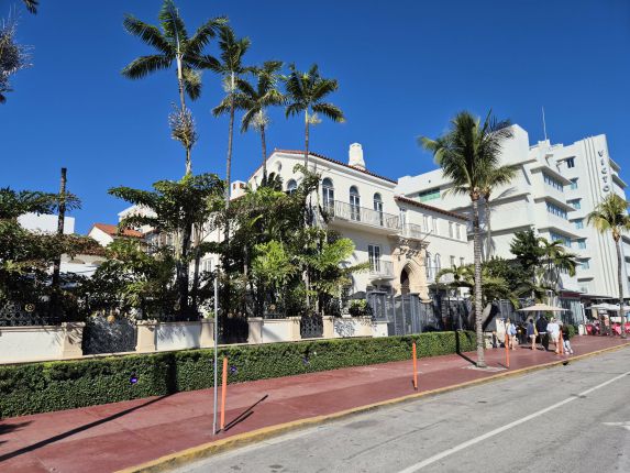 Защо светлините на Маями са магнит за милиардери и звезди 100 г. след Ар Нуво