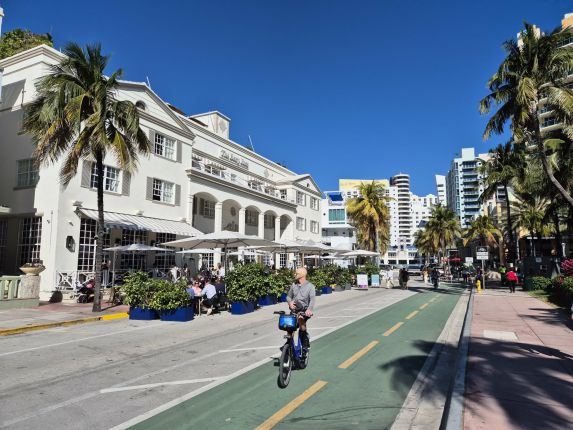 Защо светлините на Маями са магнит за милиардери и звезди 100 г. след Ар Нуво