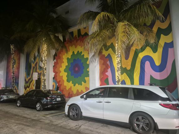 Защо светлините на Маями са магнит за милиардери и звезди 100 г. след Ар Нуво