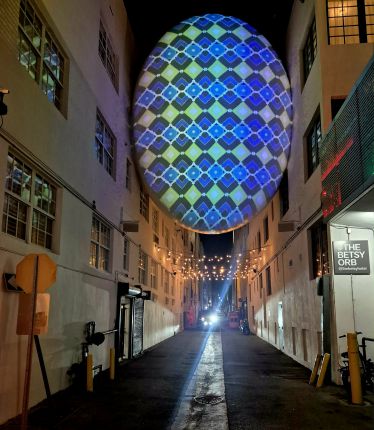 Защо светлините на Маями са магнит за милиардери и звезди 100 г. след Ар Нуво