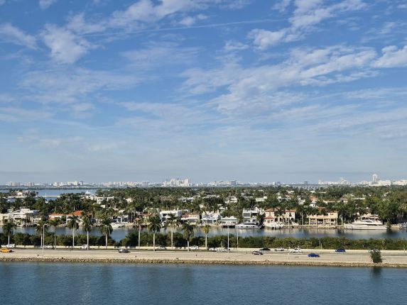 Защо светлините на Маями са магнит за милиардери и звезди 100 г. след Ар Нуво