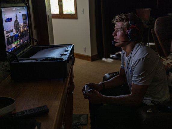 От затвора до Кан: Кралят на зимните олимпиади Клаебо извън ски-бягането