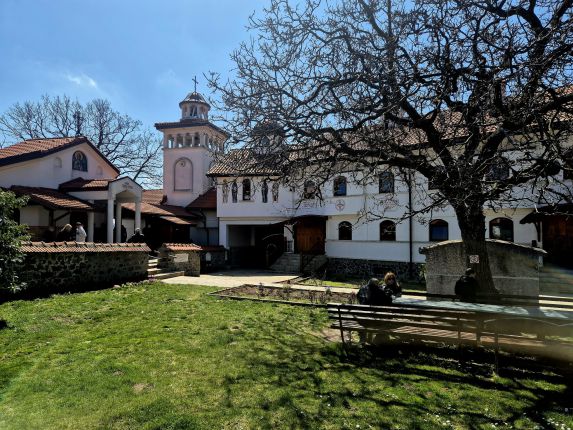 Клисурският манастир е като дом, но с 2 черкви досами София 