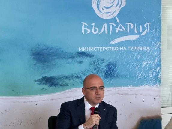 13% повече приходи в туризма, бордът на ТУИ у нас идния уикенд: Ресорният министър