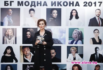 slava.bg : Илиана Раева със статуетката „БГ модна икона“.