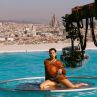 Дуа Липа снима в Олимпийския басейн в Барселона