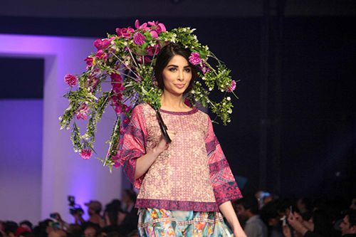 Цветни,пролетни чадъри в модните седмици