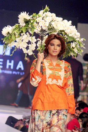 Цветни,пролетни чадъри в модните седмици