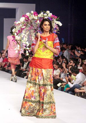 Цветни,пролетни чадъри в модните седмици