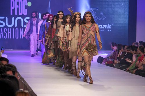 Цветни,пролетни чадъри в модните седмици