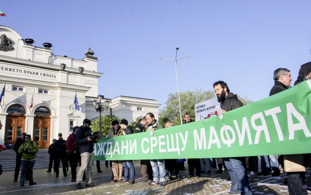 Бунт пред парламента заради Изборния кодекс