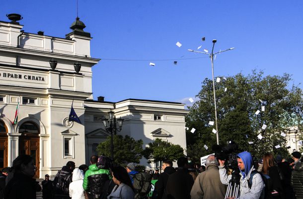 Бунт пред парламента заради Изборния кодекс