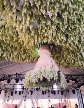 Торта с полилей падна от тавана на сватбата на Яна Стайкова и Петко Пишинов