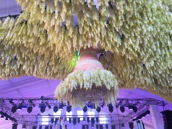 Торта с полилей падна от тавана на сватбата на Яна Стайкова и Петко Пишинов