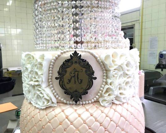 Торта с полилей падна от тавана на сватбата на Яна Стайкова и Петко Пишинов