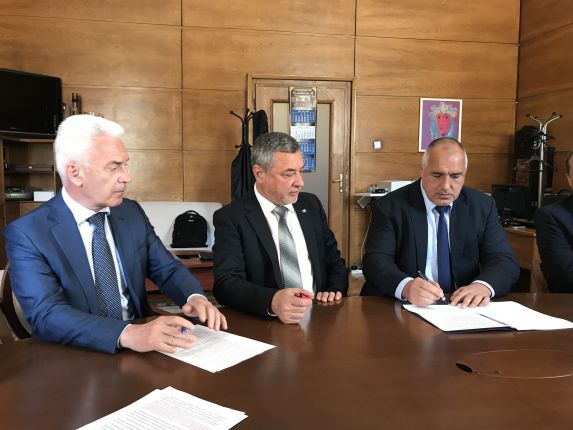   Борисов и Патриотите подписаха управленската си програма
