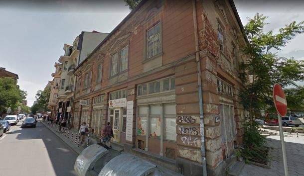   Скандална фирма блъсна паметник на културата, затваря улици без разрешение