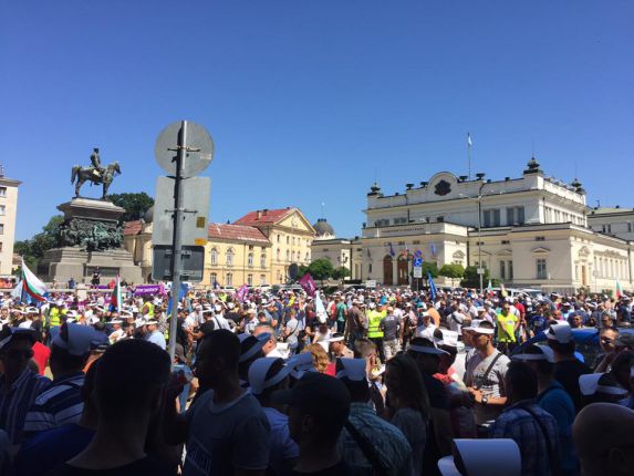 Хиляди полицаи и пожарникари на бунт пред парламента