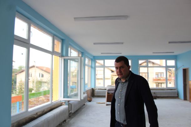 Съветничката от ГЕРБ дарила порутена детската на общината