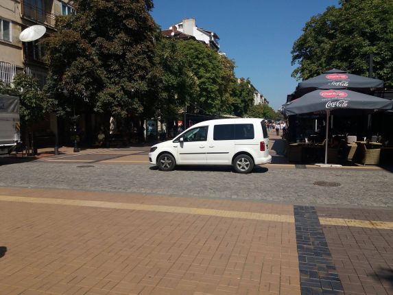 Антитерористични кашпи на Витоша, ама само на една пряка
