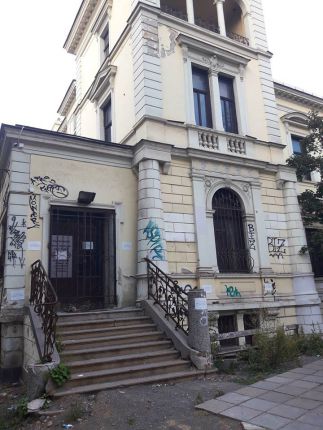 Пред рухване е Нотариатът на Попа
