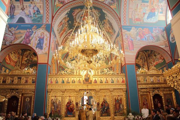     Патриархът и кметът откриха черквата на Кръста