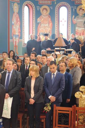     Патриархът и кметът откриха черквата на Кръста
