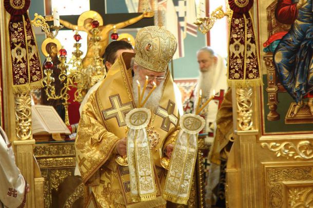    Патриархът и кметът откриха черквата на Кръста