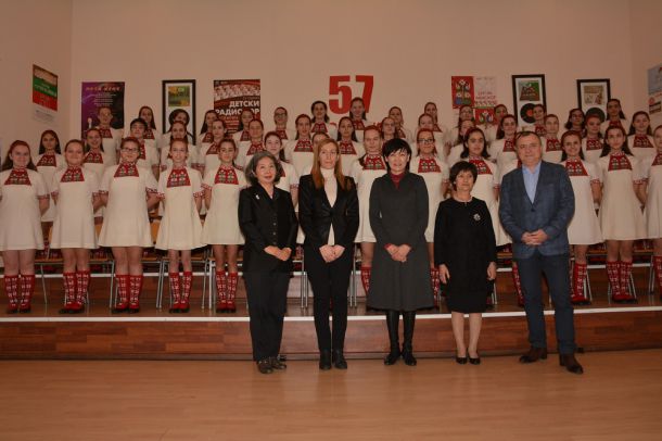      Детският радохор посрещна японската първа дама