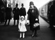   Малката Елизабет с баба си, 1929 г.