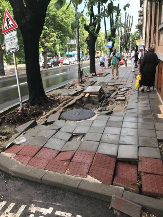     След пороя във Варна - отнесени тротоари и порутени къщи